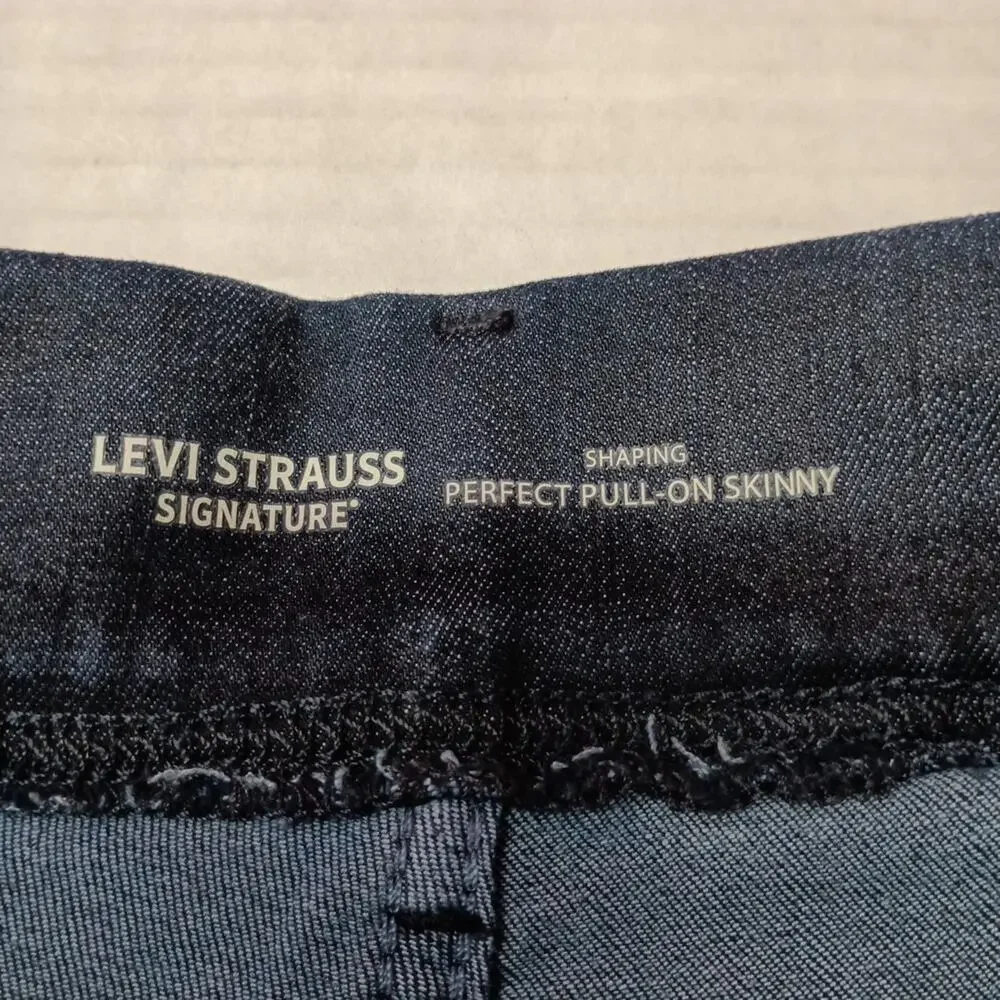 Levi Totally Shaping Pull On Skinny Jeans Blue Size 4 W27‎
